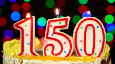 150 Numara: Yanan Mumlarla Mutlu Yıllar Pastası.