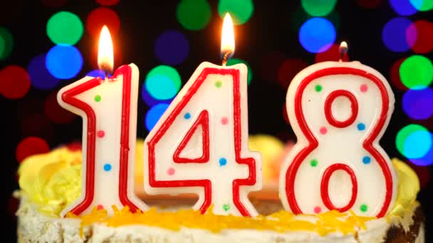 Número 148 Bolo de aniversário feliz com velas em chamas Topper. — Vídeo de Stock