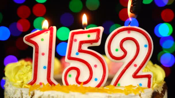 Numéro 152 Joyeux gâteau d'anniversaire avec des bougies brûlantes Topper. — Video