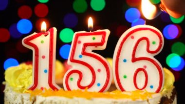 156 numara: Yanan Mumlarla Mutlu Yıllar Pastası.