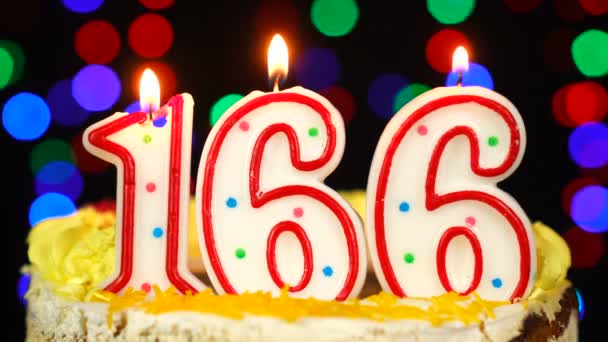 Номер 166 С днем рождения торт с горящими свечами Топпер. — стоковое видео