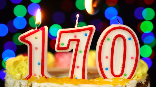 Numer 170 Szczęśliwe ciasto urodzinowe z palącymi się świeczkami Topper. — Wideo stockowe