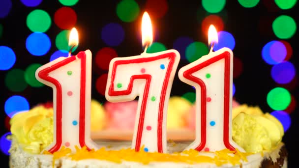 Číslo 171 Všechno nejlepší k narozeninám dort s hořícími svíčkami Topper. — Stock video