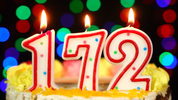 Nummer 172 Happy Birthday Cake mit brennenden Kerzen Topper. — Stockvideo