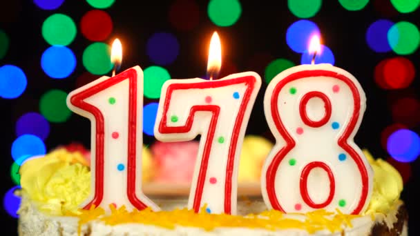 Número 178 Bolo de aniversário feliz com velas em chamas Topper. — Vídeo de Stock