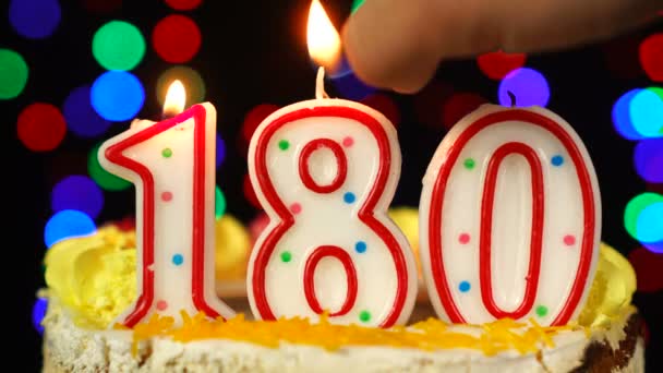 Nummer 180 Happy Birthday Cake mit brennenden Kerzen Topper. — Stockvideo