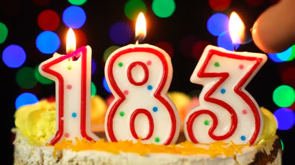 Nummer 183 Happy Birthday Cake mit brennenden Kerzen Topper. — Stockvideo