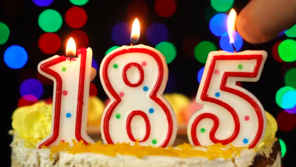 Numéro 185 Joyeux gâteau d'anniversaire avec des bougies brûlantes Topper. — Video