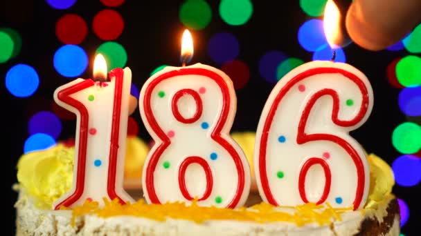 Número 186 Bolo de aniversário feliz com velas em chamas Topper. — Vídeo de Stock