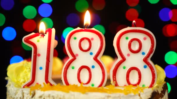 Nummer 188 Happy Birthday Cake mit brennenden Kerzen Topper. — Stockvideo