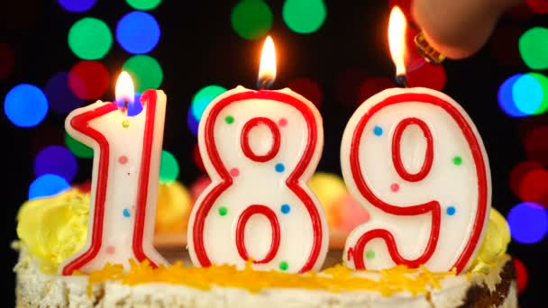 Numer 189 Wszystkiego najlepszego Tort urodzinowy z płonącymi świeczkami Topper. — Wideo stockowe