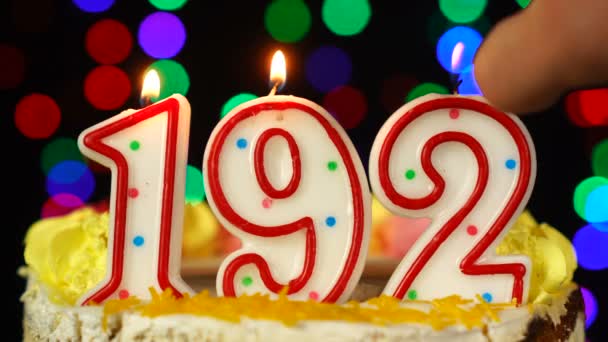 Numer 192 Wszystkiego najlepszego Tort urodzinowy z płonącymi świeczkami Topper. — Wideo stockowe
