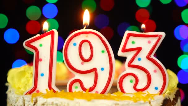 Número 193 Bolo de aniversário feliz com velas em chamas Topper. — Vídeo de Stock