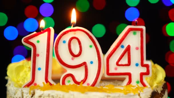 Número 194 Bolo de aniversário feliz com velas em chamas Topper. — Vídeo de Stock