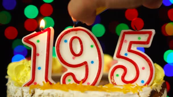 Número 195 Bolo de aniversário feliz com velas em chamas Topper. — Vídeo de Stock