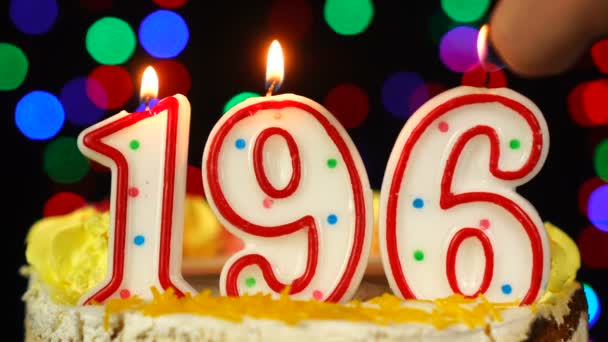 Numer 196 Wszystkiego najlepszego Tort urodzinowy z płonącymi świeczkami Topper. — Wideo stockowe