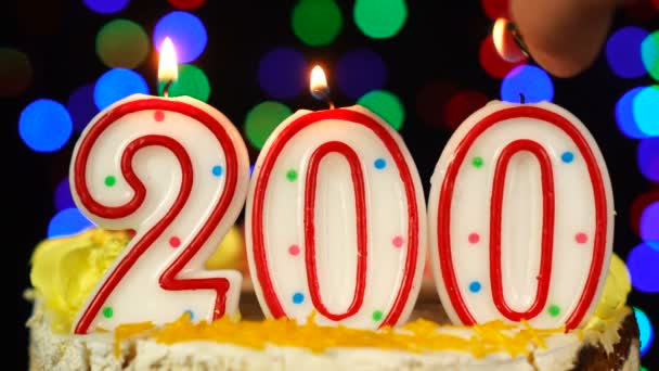 Numero 200 Torta di compleanno felice con candele ardenti Topper. — Video Stock