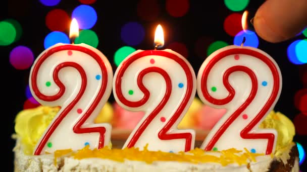 Número 222 Bolo de aniversário feliz com velas em chamas Topper. — Vídeo de Stock