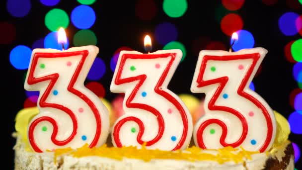 Nummer 333 Happy Birthday Cake mit brennenden Kerzen Topper. — Stockvideo