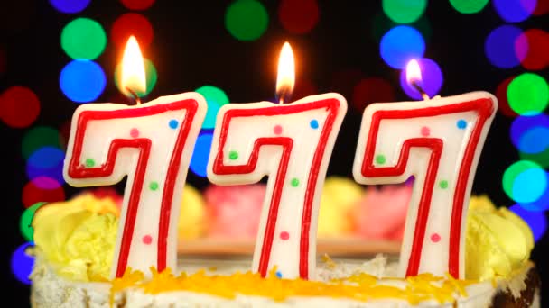 Nummer 777 Happy Birthday Cake With Burning Candles Topper. Glückwunsch an den Gewinner. — Stockvideo