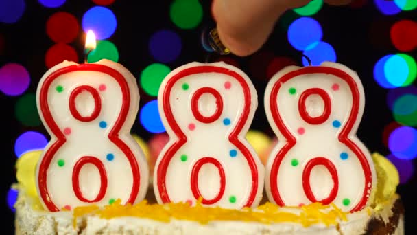 Nummer 888 Tillykke med fødselsdagen kage med brændende lys Topper. – Stock-video