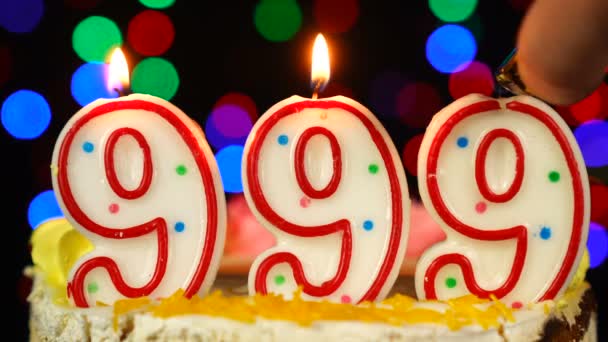 Nummer 999 Grattis på födelsedagen tårta med brinnande ljus Topper. — Stockvideo