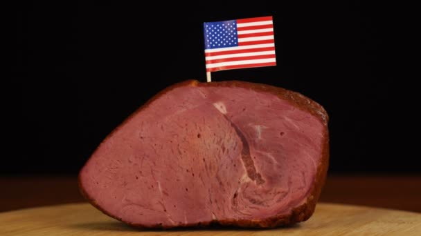 Persoon plaatst decoratieve Amerikaanse vlag tandenstokers in stuk rood vlees. — Stockvideo