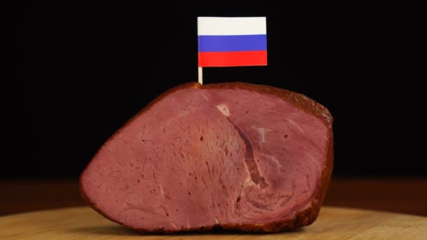 Osoba umístění dekorativní ruské vlajky párátka do kusu červeného masa. — Stock video