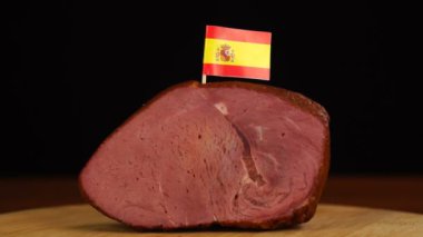 Süslü İspanyol bayrak kürdanlarını kırmızı et parçasına yerleştiren kişi.