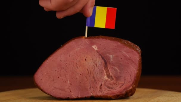 Persoon plaatst decoratieve Roemeense vlag tandenstokers in stuk rood vlees. — Stockvideo