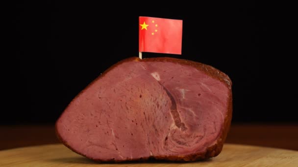 在红肉中加入中国国旗牙签的人士. — 图库视频影像