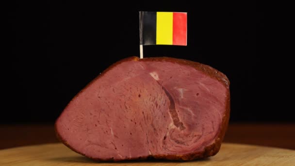 Pessoa que coloca palitos de dentes decorativos da bandeira belga em pedaços de carne vermelha. — Vídeo de Stock