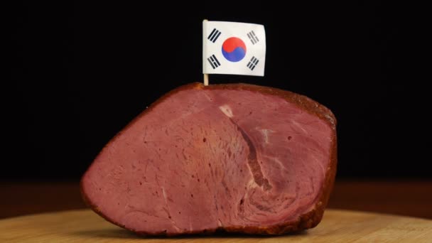 Pessoa que coloca palitos de dentes decorativos bandeira coreana em pedaço de carne vermelha. — Vídeo de Stock