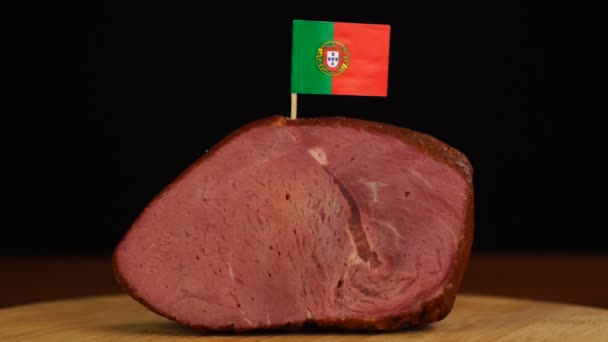 Persona que coloca palillos decorativos de bandera portuguesa en un trozo de carne roja. — Vídeo de stock