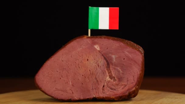 Personne plaçant des cure-dents drapeau italien décoratifs en morceaux de viande rouge. — Video