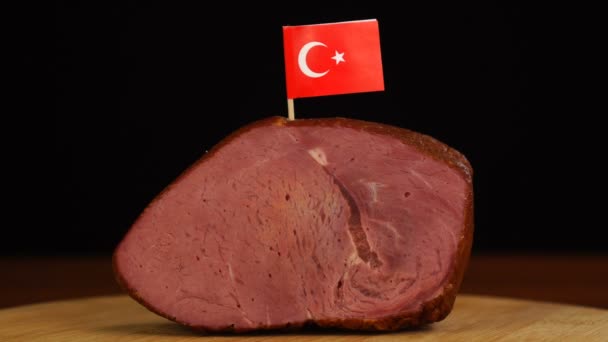Osoba umístění dekorativní turecké vlajky párátka do kusu červeného masa. — Stock video
