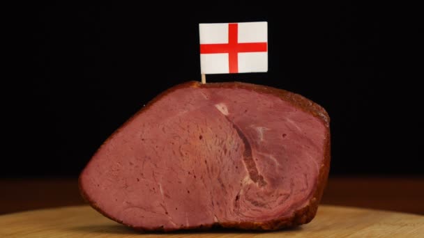 Persona que coloca palillos decorativos de bandera inglesa en un trozo de carne roja. — Vídeos de Stock