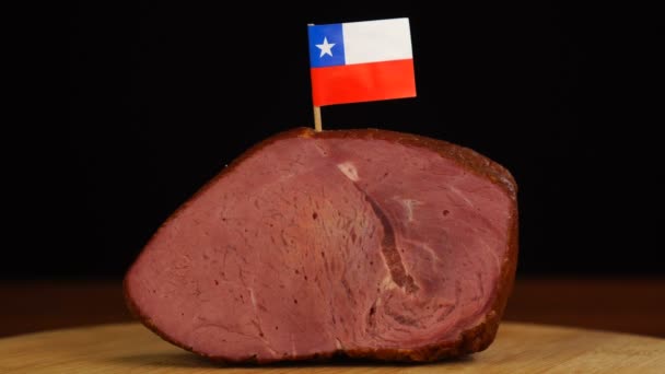 Persona colocando palillos decorativos de bandera chilena en trozo de carne roja. — Vídeos de Stock