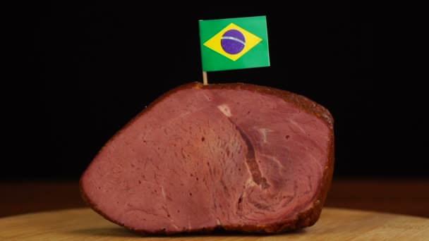 Pessoa que coloca palitos de dentes decorativos da bandeira brasileira em pedaços de carne vermelha. — Vídeo de Stock