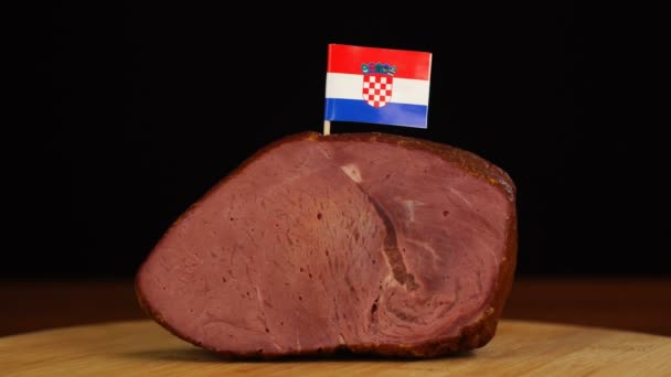 Pessoa que coloca palitos de dentes decorativos da bandeira croata em pedaços de carne vermelha. — Vídeo de Stock
