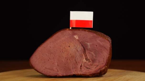 Osoba umieszczająca dekoracyjne wykałaczki polskiej flagi w kawałku czerwonego mięsa. — Wideo stockowe