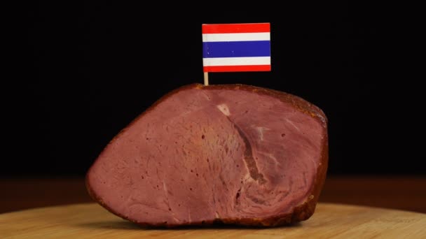 Personne plaçant des cure-dents drapeau thaïlandais décoratifs en morceaux de viande rouge. — Video