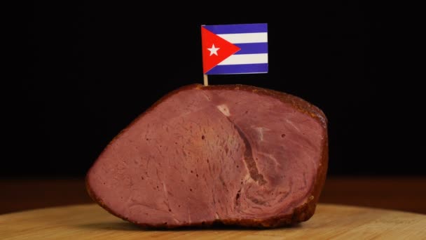 Persona colocando palillos decorativos de bandera cubana en trozo de carne roja. — Vídeo de stock