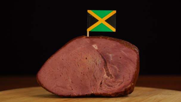Pessoa que coloca palitos de dentes decorativos da bandeira jamaicana em pedaços de carne vermelha. — Vídeo de Stock
