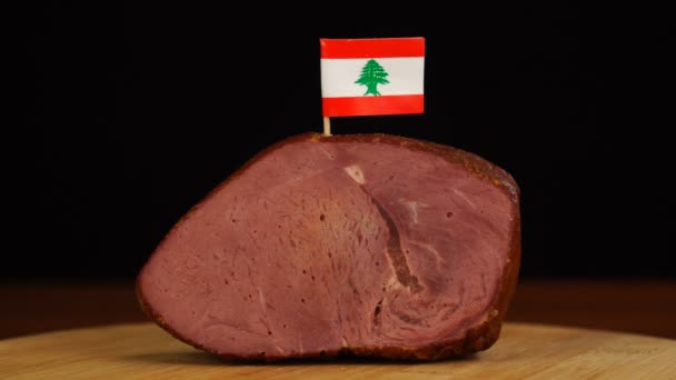Pessoa que coloca palitos de dentes decorativos da bandeira libanesa em pedaços de carne vermelha. — Vídeo de Stock