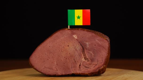 Osoba umístění dekorativní Senegalské vlajky párátka do kusu červeného masa. — Stock video