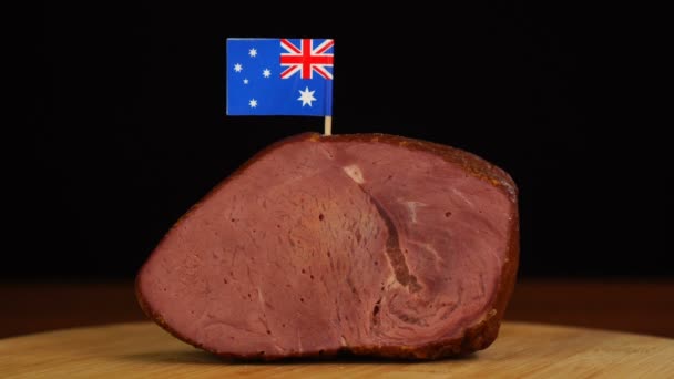 Persona que coloca palillos decorativos de bandera australiana en un trozo de carne roja. — Vídeos de Stock