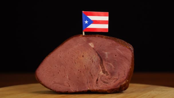 Persona colocando palillos decorativos de bandera puertorriqueña en un trozo de carne roja. — Vídeo de stock