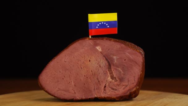 Osoba umístění dekorativní venezuelské vlajky párátka do kusu červeného masa. — Stock video