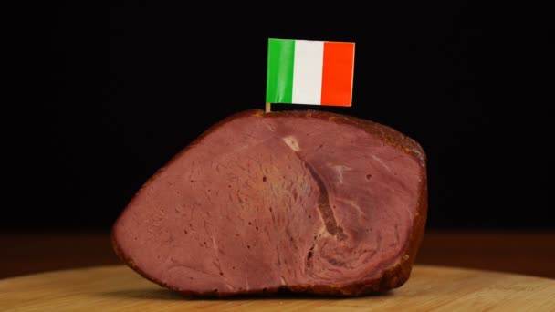 Person som placerar dekorativa irländska flaggtandpetare i rött kött. — Stockvideo